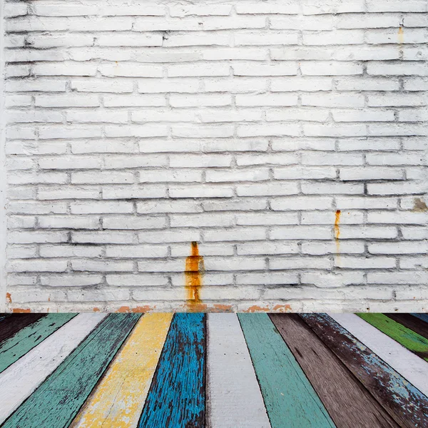 Стена из белого кирпича с деревянным полом — стоковое фото