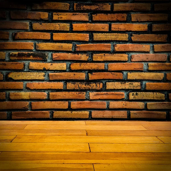 Rode bakstenen muur met houten vloer — Stockfoto