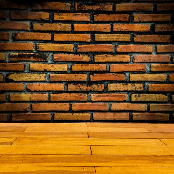 Rode bakstenen muur met houten vloer — Stockfoto