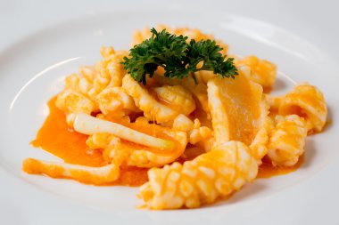 köri tozu ile kızarmış kalamar