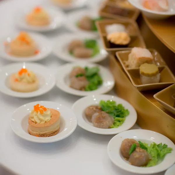 Comida tipo buffet en bandejas - una serie de imágenes RESTAURANTE — Foto de Stock