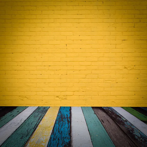 Інтер'єр кімнати з жовтим цегляним фоном стін — стокове фото