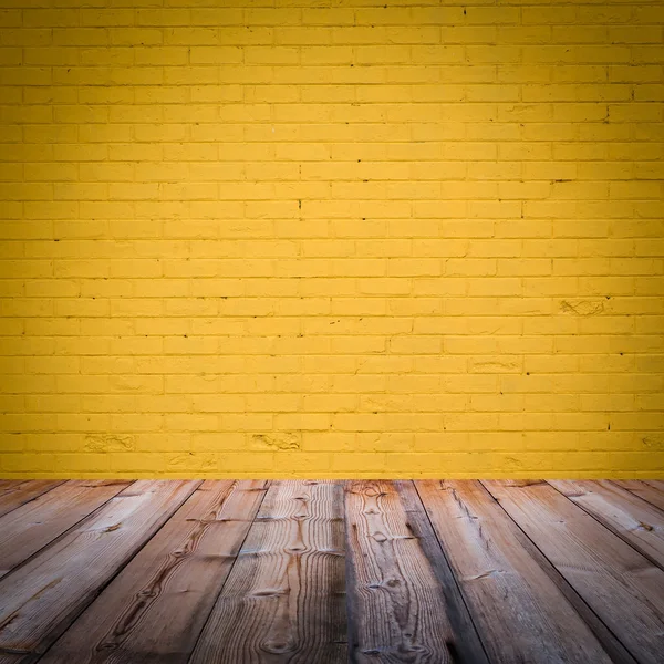 室内与黄砖墙背景 — 图库照片