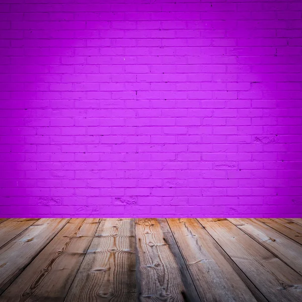 Kamer interieur met paarse bakstenen muur achtergrond — Stockfoto