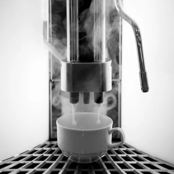 Připraví espresso v jeho kavárně — Stock fotografie