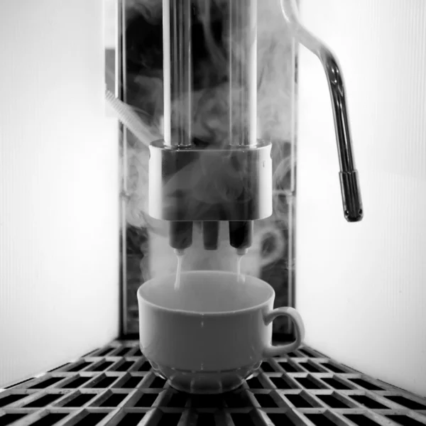 Připraví espresso v jeho kavárně — Stock fotografie