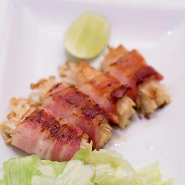 Cozinha japonesa, bacon e rolo de cogumelos Enoki — Fotografia de Stock