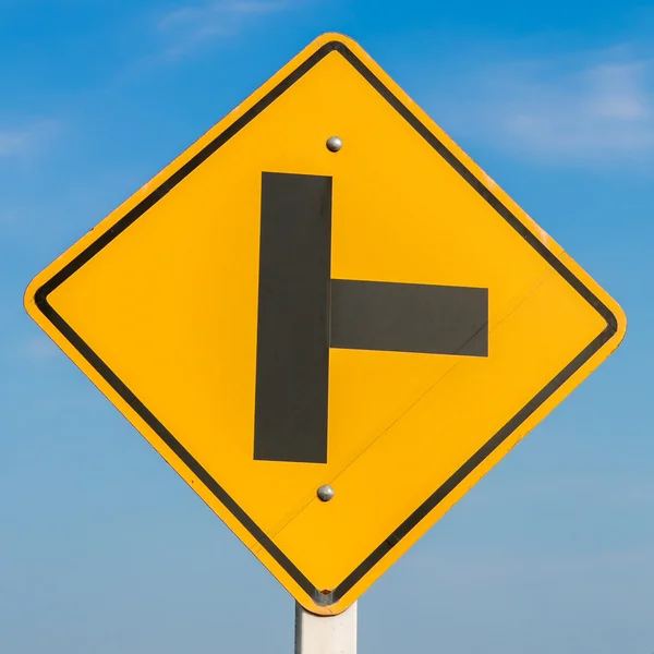 上空の背景、接合記号、交差点、crossroa の道路標識 — ストック写真