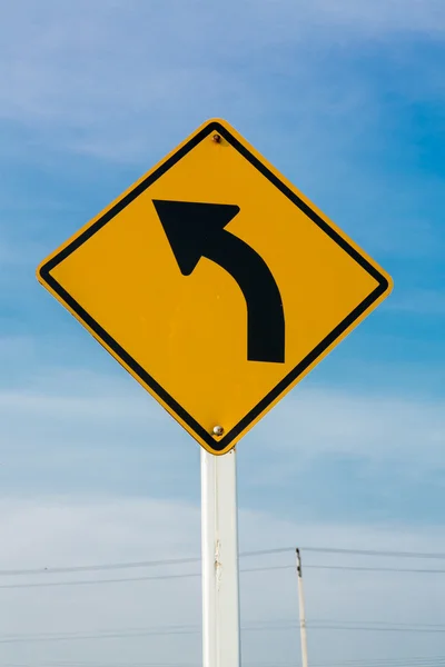 Señal de tráfico en el fondo del cielo, señal de cruce, intersección, cruce — Foto de Stock