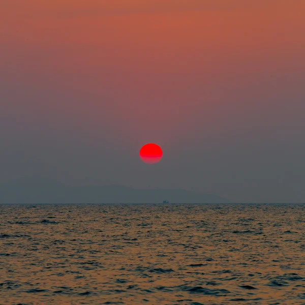 Beau coucher de soleil au-dessus de la mer — Photo