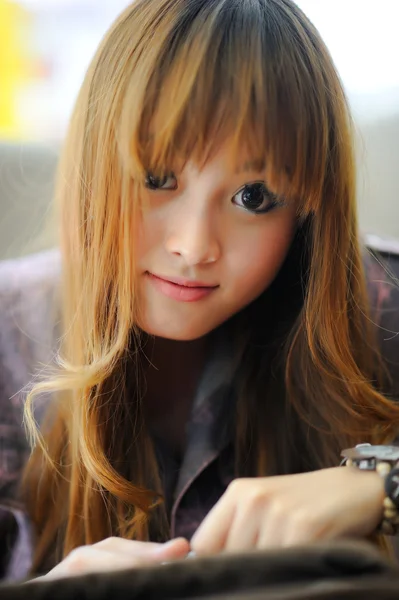 Schöne asiatische Mädchen — Stockfoto