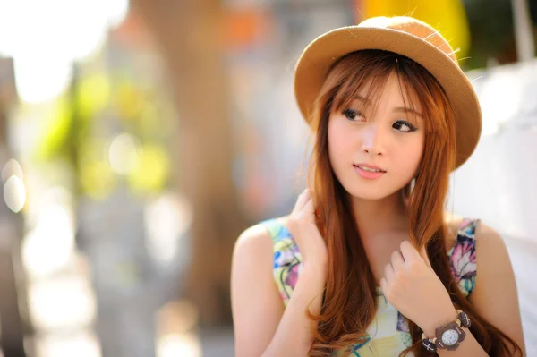 Красивая азиатская девушка — стоковое фото