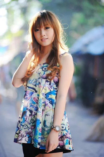 Красивая азиатская девушка — стоковое фото