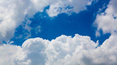 Mavi gökyüzündeki bulutlar