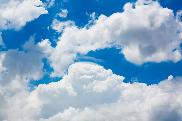 Moln i den blå himlen — Stockfoto