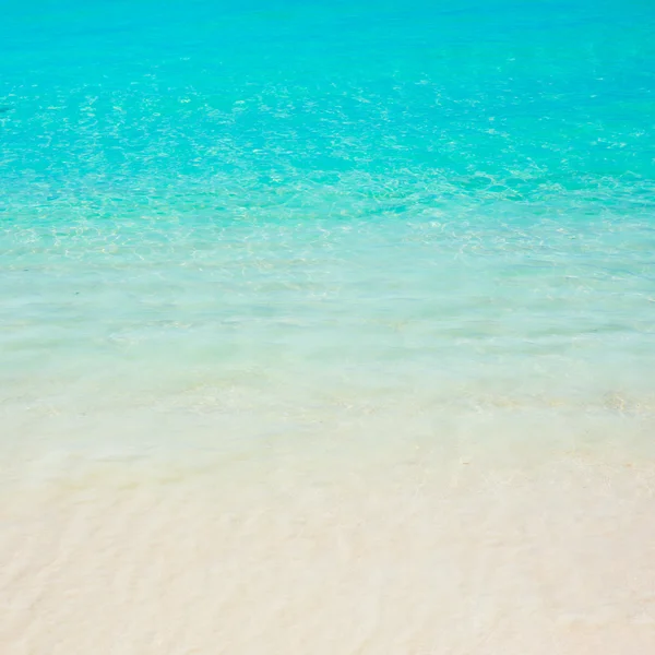 Spiaggia e mare tropicale — Foto Stock