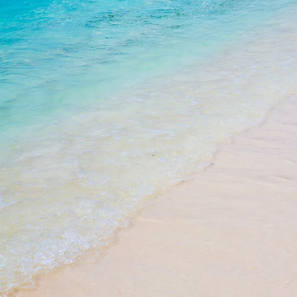 Spiaggia e mare tropicale — Foto Stock