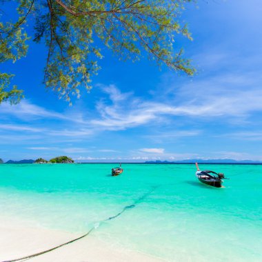 Bundhaya sahilinde uzun kuyruklu tekne Koh LIPE Tayland