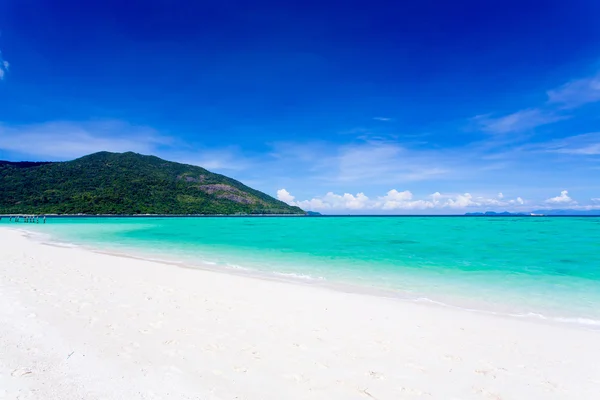 Praia e mar tropical — Fotografia de Stock