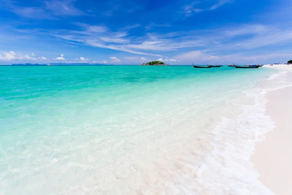 Praia e mar tropical — Fotografia de Stock