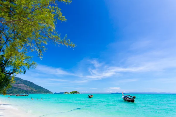 Długo ogonowa łódź na plaży Bundhaya Koh LIPE Tajlandia — Zdjęcie stockowe