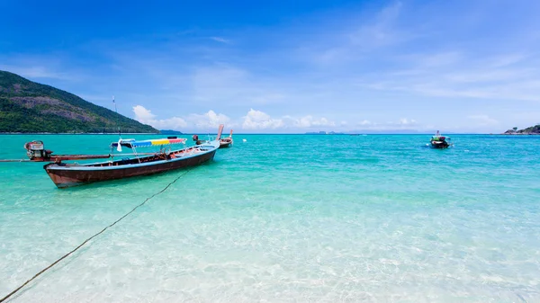 Dlouhá-sledoval loď na pláži Bundhaya Koh LIPE Thajsko — Stock fotografie