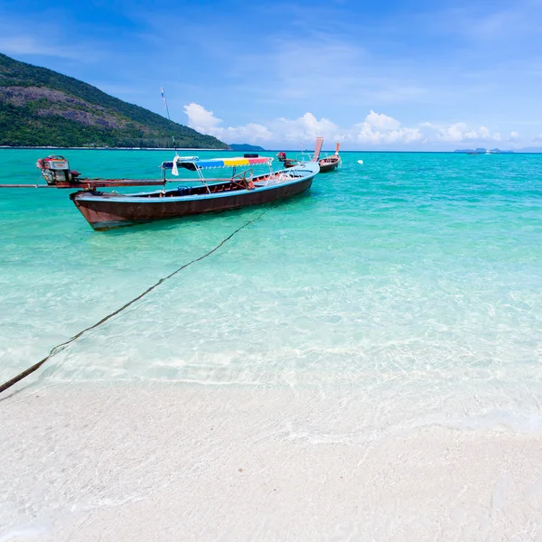 Bateau à longue queue sur la plage de Bundhaya Koh LIPE Thaïlande — Photo