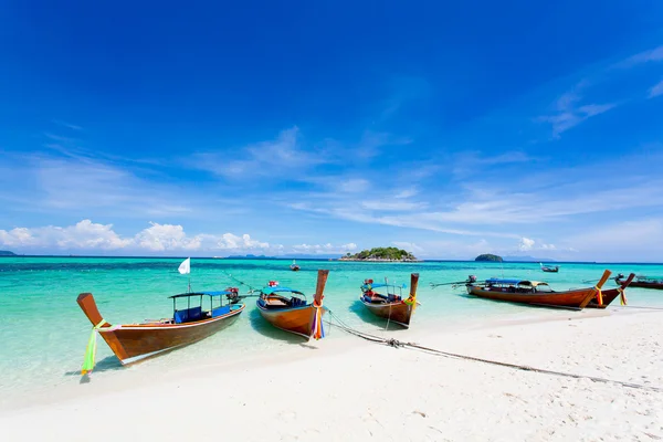 Lungo coda barca sulla spiaggia di Bundhaya Koh LIPE Thailandia — Foto Stock