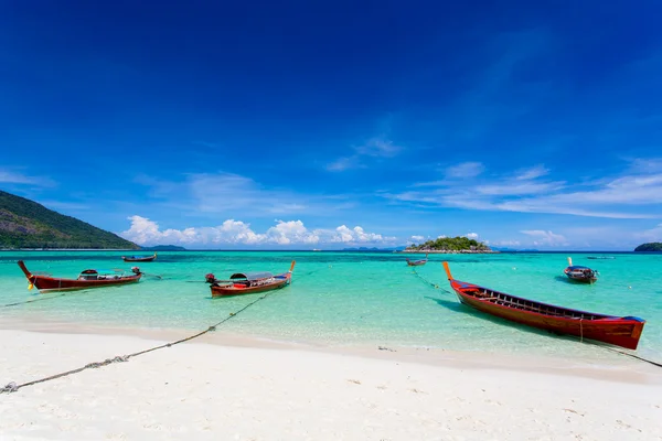 Bateau à longue queue sur la plage de Bundhaya Koh LIPE Thaïlande — Photo