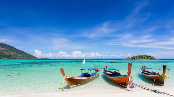Barco de cola larga en la playa de Bundhaya Koh LIPE Tailandia —  Fotos de Stock