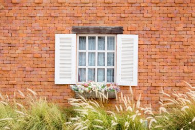 kırmızı tuğla duvar ile penceresini açın