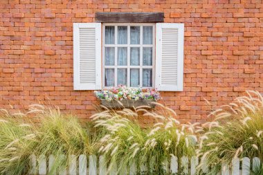 kırmızı tuğla duvar ile penceresini açın