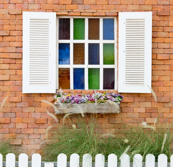 Otwórz okno z na czerwony mur z cegły — Zdjęcie stockowe