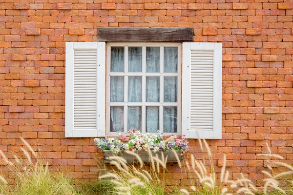 Otwórz okno z na czerwony mur z cegły — Zdjęcie stockowe
