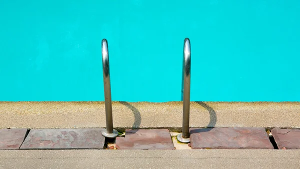 Πιάσε μπαρ σκάλα στο μπλε πισίνα — Φωτογραφία Αρχείου
