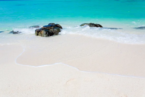 Strand in zonsondergang tijd koh lipe thailand — Stockfoto