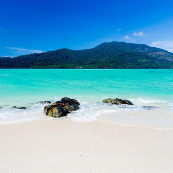 Strand in zonsondergang tijd koh lipe thailand — Stockfoto