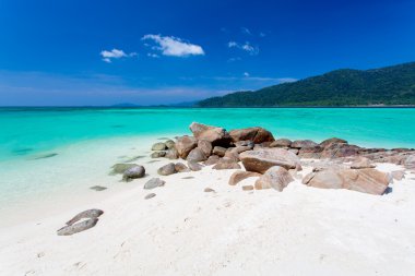 Kaya, deniz ve mavi gökyüzü - lipe Adası Tayland