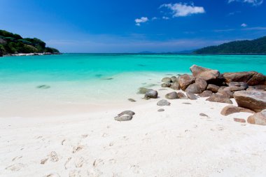 Kaya, deniz ve mavi gökyüzü - lipe Adası Tayland