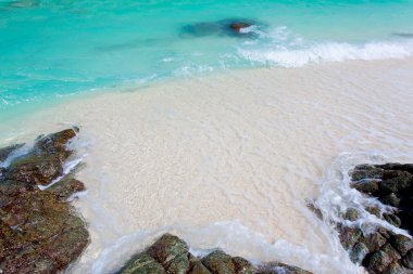 Kaya, deniz ve mavi gökyüzü - lipe Adası Tayland