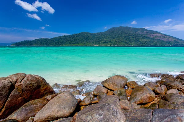 Rocce, mare e cielo blu - Isola di Lipe Thailandia — Foto Stock
