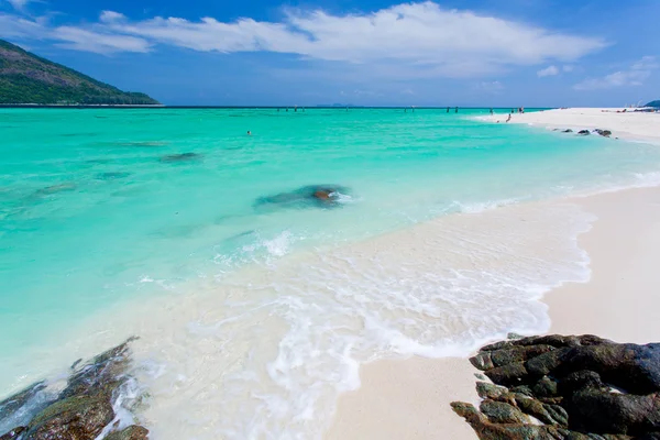 ชายหาดในเวลาพระอาทิตย์ตก เกาะหลีเป๊ะ ประเทศไทย — ภาพถ่ายสต็อก