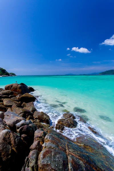 岩、海と青空 - タイ、リペ島 — ストック写真