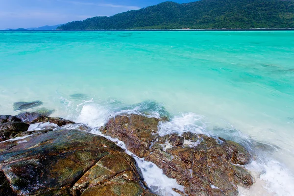 Rocce, mare e cielo blu - Isola di Lipe Thailandia — Foto Stock