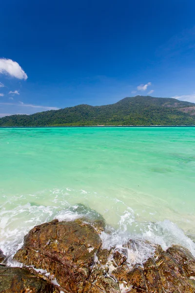 Rocas, mar y cielo azul - Isla Lipe Tailandia — Foto de Stock