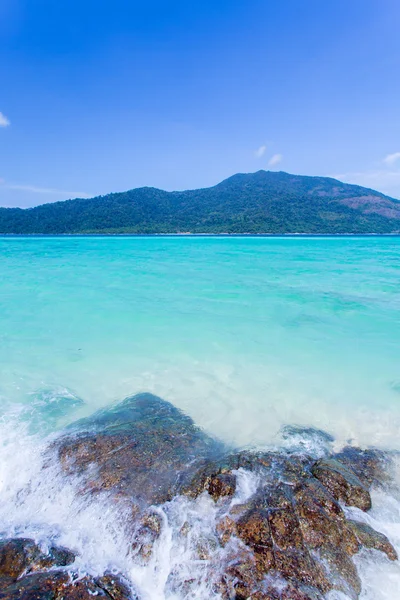 Rotsen, zee en blue sky - lipe eiland thailand — Stockfoto