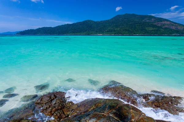 Rocas, mar y cielo azul - Isla Lipe Tailandia — Foto de Stock