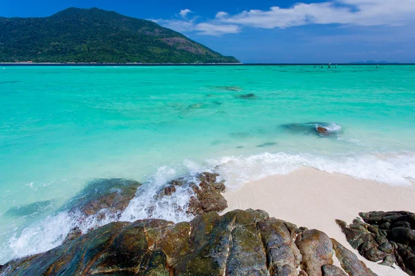 Rocas, mar y cielo azul - Isla Lipe Tailandia —  Fotos de Stock