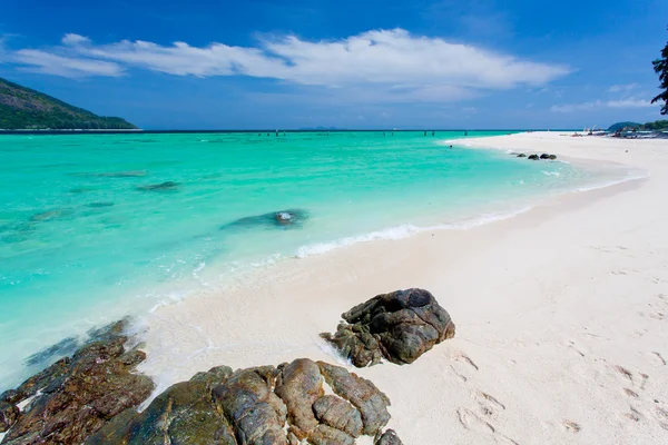 Rotsen, zee en blue sky - lipe eiland thailand — Stockfoto