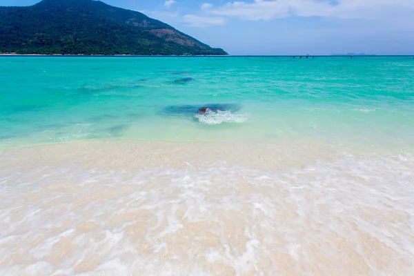 Strand in zonsondergang tijd koh lipe thailand — Stockfoto